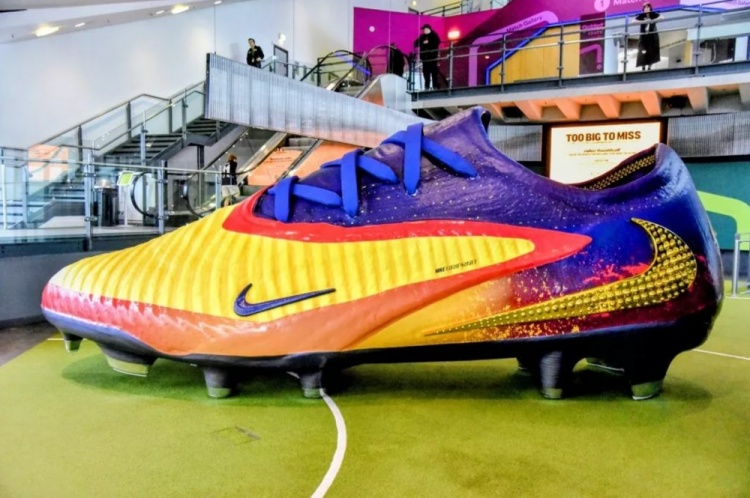 长6米破世界纪录！曼晚：哈兰德巨大球鞋亮相足球博物馆