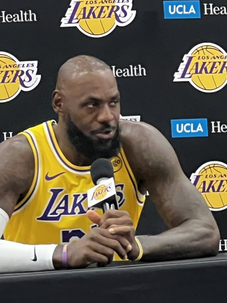 詹姆斯：我和斯玛特交手多次很了解他 艾顿技术丰富运动能力强