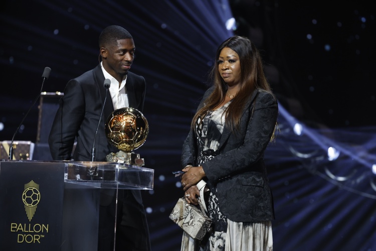 登贝莱母亲：儿子从小不爱读书就爱踢球，托他的福现在能开上好车