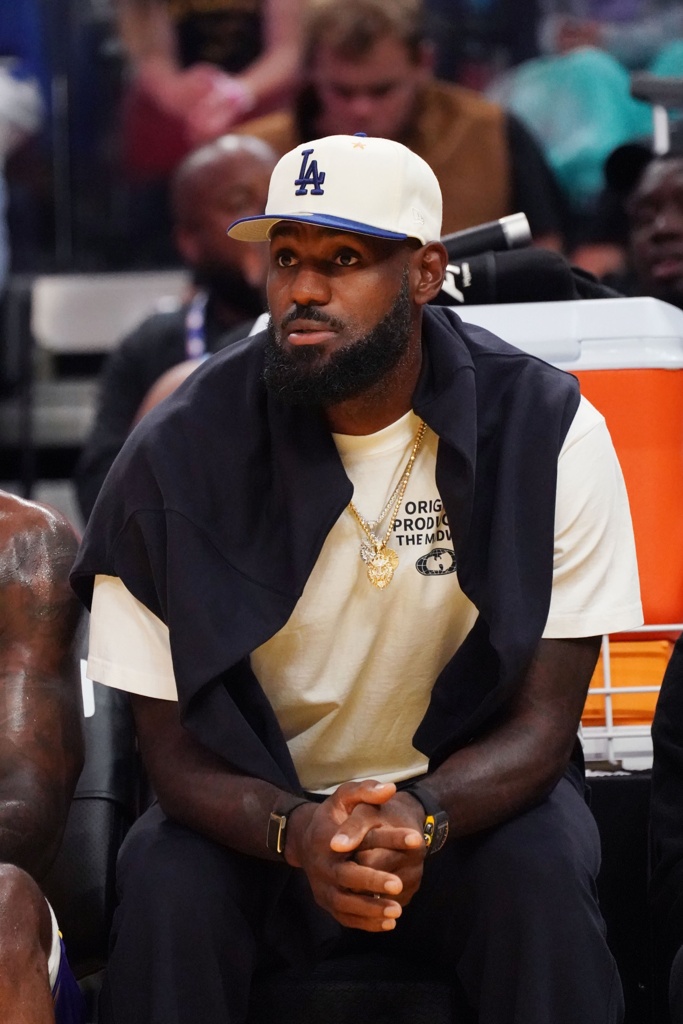 詹姆斯身边人士：我们只是需要时间 相信治疗方案能让詹姆斯康复